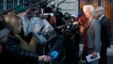 Ketua IMF, Christine Lagarde (kedua dari kanan) berbicara kepada media setelah keputusan pengadilan di Paris menjadikannya sebagai saksi kunci kasus korupsi (24/5).