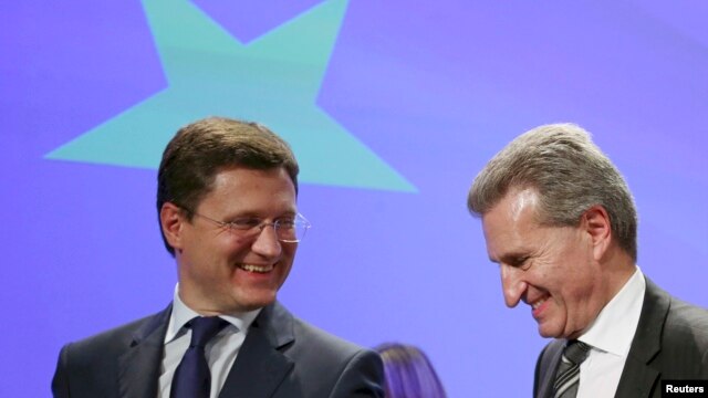 Bộ trưởng Năng lượng Nga Alexander Novak (trái) và Ủy viên Năng lượng châu Âu Guenther Oettingger rời khỏi cuộc họp báo chung sau các cuộc đàm phán giữa EU, Nga, và Ukraine tại trụ sở của Ủy ban châu Âu ở Brussels, 30/10/14