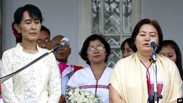 Karen National Union (KNU) General Secretary Zipporah Sein (R) speaks to reporters after meeting with Myanmar pro-democracy leader Aung San Suu Kyi (front L) at Suu Kyi's home in Rangoon, April 8, 2012. 