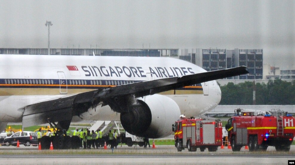 Cánh máy bay Singapore Airlines bị cháy đen sau khi hạ cánh khẩn cấp xuống sân bay Changi, ngày 27/6/2016.