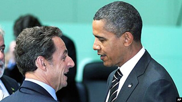 U.S. President Barack Obama, right, and France's President Nicolas Sarkozy talk before the opening plenary session of the G20 Summit in Seoul, South Korea (file photo – 12 Nov 2010)
