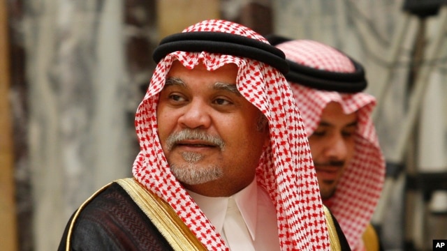  Prince Bandar bin Sultan akiwa katika kasri yake mjini Riyadh, Saudi Arabia, June 4, 2008.