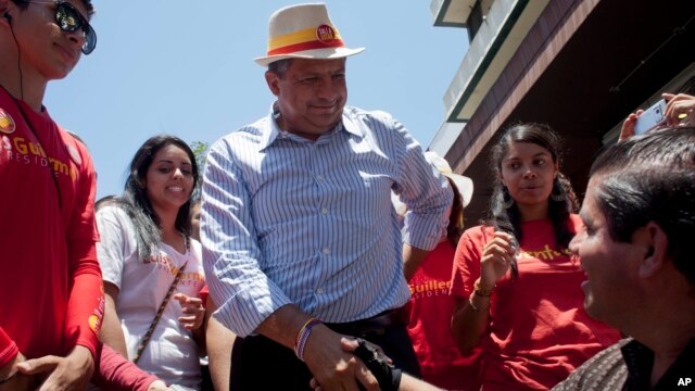 El candidato Luis Guillermo Solís saluda a una simpatizante en San José, Costa Rica.