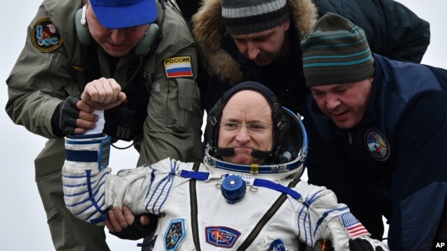 Các nhân viên mặt đất đang giúp phi hành gia Scott Kelly ra khỏi tàu vũ trụ khi ông trở về trái đất ngày 2/3/2016.