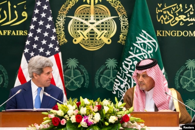 U.S. Secretary of State John Kerry (L) attends a news conference with Saudi Arabia's Foreign Minister Saud bin Faisal bin Abdulaziz al-Saud in Riyadh, March 5, 2015.