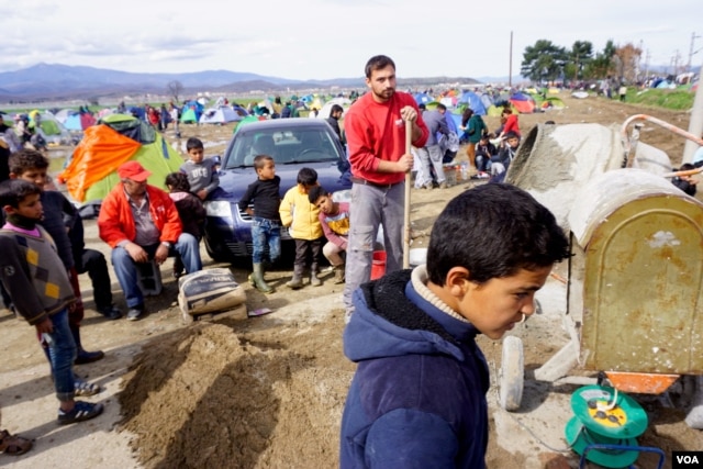Children at Idomeni refugee camp on the Greece-Macedonia border, March 8, 2016. (Jamie Dettmer for VOA)