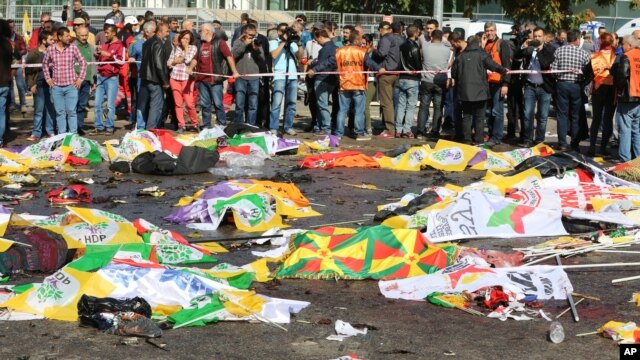 Las dos bombas explotaron con minutos de diferencia antes de que se de inicio a una marcha por la paz cerca a la estación del metro de Ankara.