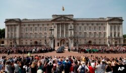 ARCHIVO: La reina Isabel II sale del Palacio de Buckingham con el príncipe Carlos para ir al Parlamento para su discurso de apertura oficial del periodo legislativo en Londres. 21 de junio de 2017.