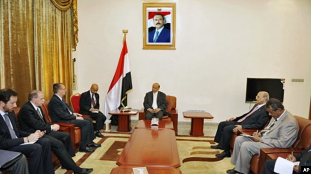Yemen's VP Abd-Rabbu Mansour Hadi (C) talks with U.S. Assistant Secretary of State for Near Eastern Affairs Jeffrey Feltman (3rd L) in Sanaa, June 22, 2011