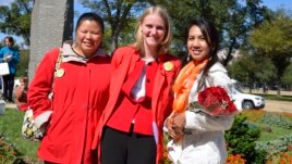 Dari kiri: Wakil Kepala SD Shrevewood Mary Tam, Guru musik Emily Anuszkiewicz, dan Konduktor orkestra pada konser angklung, Tricia Sumarijanto (foto: VOA/Eva).