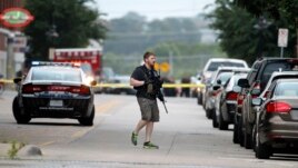 Cảnh sát khám xét khu vực sau vụ tấn công vào trụ sở cảnh sát ở Dallas, Texas, 13/6/2015.