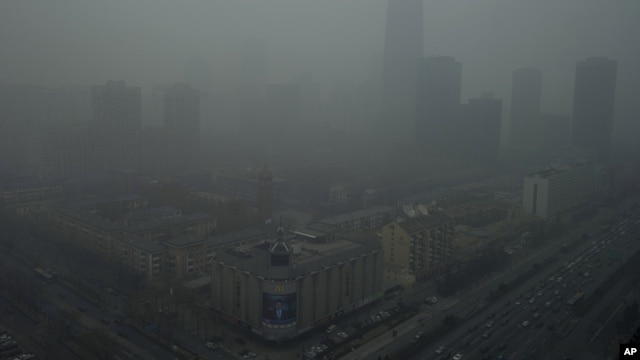Pencakar langit di Beijing tertutup oleh kabut tebal karena polusi (13/1).