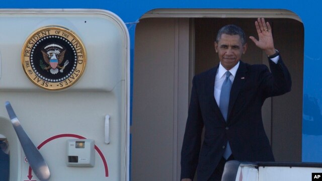 Tổng thống Obama vẫy chào khi đáp máy bay đến phi trường Schiphol ở thành phố Amsterdam, ngày 24/3/2014.