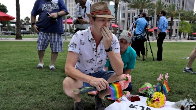 Johnathan Dalton ngồi khóc 2 người bạn thiệt mạng trong vụ nổ súng tại Orlando, ngày 13/6/2016.