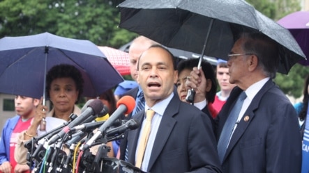 Congresista Luis Gutiérrez considera "inhumano" proyecto de ley que castiga a los indocumentados y considera que reunión con Boehner será "decisiva"
