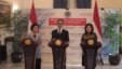 Menteri Luar Negeri Marty Natalegawa (tengah) bersama Menteri Negara Perencanaan Pembangunan Armida Alisjahbana (kiri) dan Menteri Pariwisata dan Ekonomi Kreatif Mari Pangestu. (VOA/Andylala Waluyo)