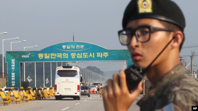 Xe cộ băng qua cầu Thống Nhất để đến thành phố Kaesong của Bắc Triều Tiên.