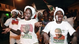 Magoya bayan shugaba John Dramani Mahama suke murna bayanda hukumar zabe ta ayyana shi a matsayin wanda ya lashe zaben kasar.