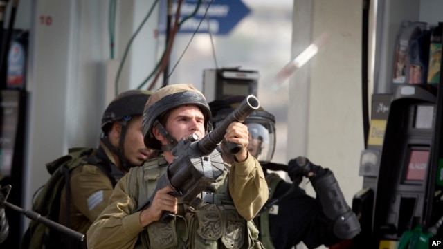 Soldados israelíes repelen las protestas palestinas cerca de Ramallah.