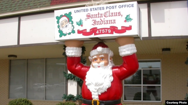 Bưu điện ở Santa Claus, Indiana, nơi những bản nhạc Giáng Sinh được chơi 12 tháng một năm, và nhiều người để nguyên những trang trí lễ Giáng Sinh suốt năm trong nhà