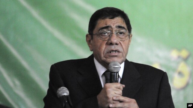 Former Prosecutor General Abdel Mejid Mahmoud speaks to reporters in Cairo, Nov. 24, 2012.