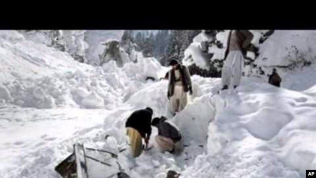 Rescue workers try to find the victims of a deadly avalanche in Pakistan, April 7, 2012. 
