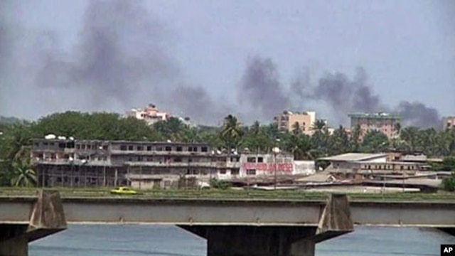 Smoke rises from the city center of Abidjan, Mar 31 2011