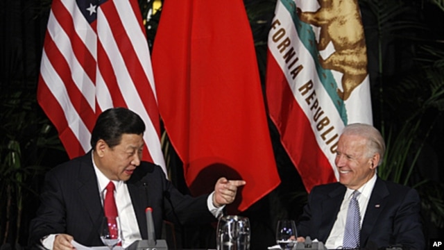 Chinese Vice President Xi Jinping (L) and his US counterpart Joe Biden address a meeting with governors and Chinese provincial officials at Walt Disney Hall in Los Angeles,  February 17, 2012.