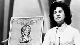 Foto de archivo de Kitty Wells, en 1976, al ser aceptada en el Salón de la Fama de la Música Country.