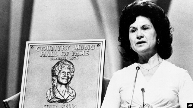 Foto de archivo de Kitty Wells, en 1976, al ser aceptada en el Salón de la Fama de la Música Country.