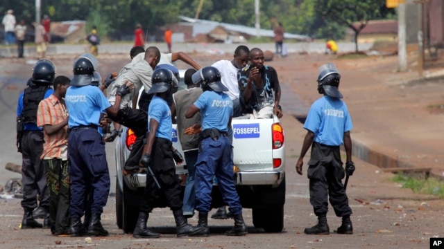 Guinean police detain supporters of UFDG presidential candidate Cellou Dalein Diallo suspected of throwing stones and looting in Conakry, November 15, 2010. 
