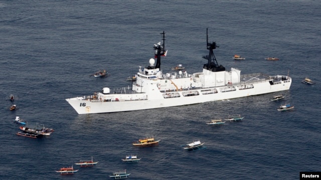 Philippine fishermen and a navy patrol gun boat welcome the arrival of BRP Ramon Alcaraz in the Casiguran Sea, northeastern Philippines, August 2, 2013.