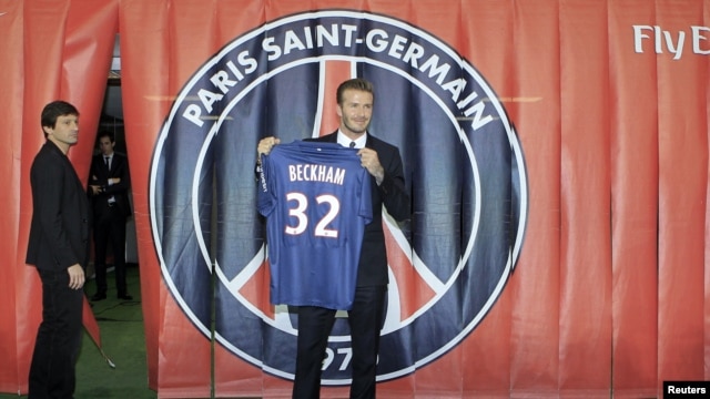 David Beckham presenta su nueva camiseta del París St-Germain. 