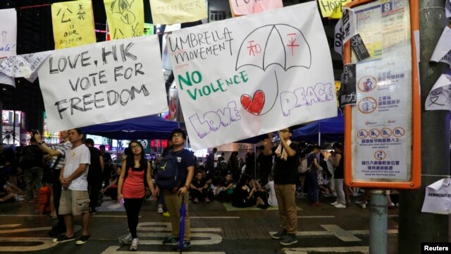 Người biểu tình chặn con đường chính tại khu mua sắm Causeway Bay ở Hồng Kông.