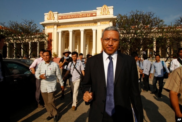 លោក សុរិយា ប្រាសាទ​ ស៊ូប៊ែឌី​ អ្នក​រាយការណ៍​ពិសេស​របស់​អង្គការ​សហ​ប្រជាជាតិ​ទទួល​បន្ទុក​សិទ្ធិ​មនុស្សប្រចាំ​ប្រទេស​កម្ពុជា ដើរ​ចេញ​ពី​សាលា​ឧទ្ធរណ៍​រាជធានី​ភ្នំពេញ​កាល​ពី​ថ្ងៃ​ទី​២២ ខែ​មករា ឆ្នាំ២០១៥ ​ដែល​នៅ​ទី​នោះ​លោក​បាន​ចូល​រួម​ស្តាប់​សវនាការ​សំណុំ​រឿង​សកម្មជន​ដី​ធ្លីនិង​ព្រះសង្ឈ​ទាំង​អស់​ចំនួន​១៩​នាក់​ដែល​ត្រូវ​បាន​កាត់​ទោស​កាល​ពី​ខែ​វិច្ឆិកា​ឲ្យ​ជាប់​ពន្ធនាគារ​ចំនួន​១​ឆ្នាំ។ (AP Photo/Heng Sinith)