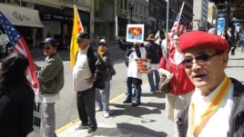 Ông Nguyễn Phú (bên phải) tham gia biểu tình trước nơi có buổi nói chuyện của Tổng Lãnh sự Trung Quốc tại San Francisco năm 2012 (ảnh Bùi Văn Phú)
