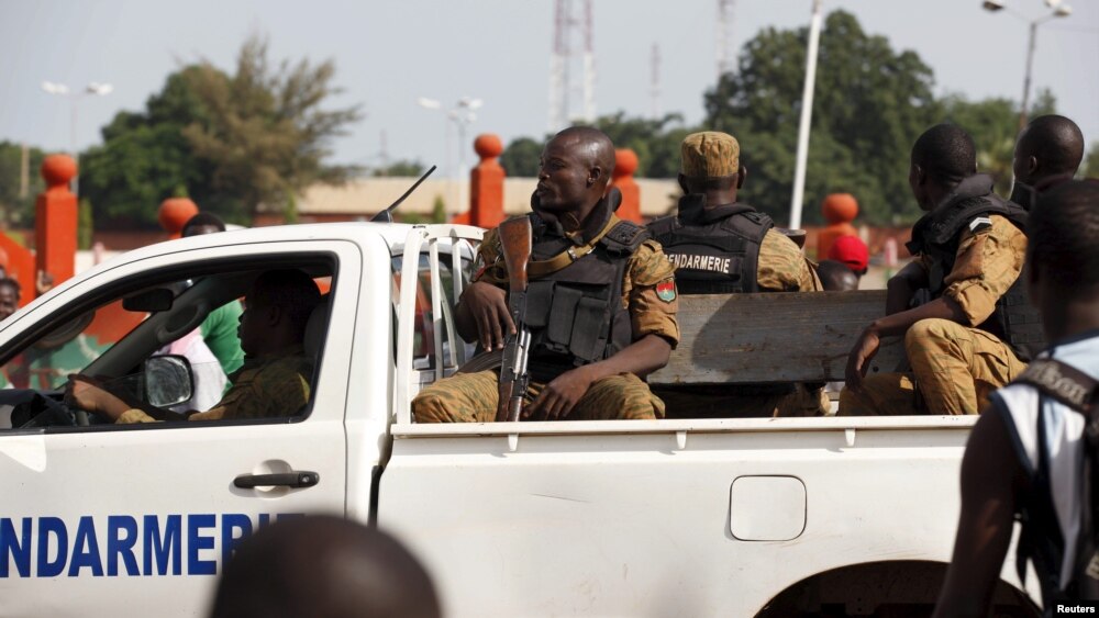 Une jeep de la gendarmerie avance une rue de Ouagadougou, Burkina Faso