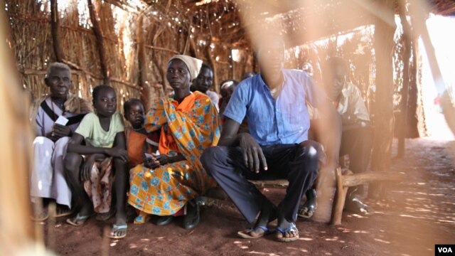 After queueing for soap, refugees in Yida camp gather in a straw hut to learn about basic sanitation and hand washing, in South Sudan's Upper Nile, August 2012. (VOA - H. McNeish)