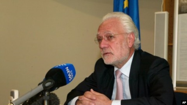  Aldo Dell 'Ariccia, European Union ambassador to Zimbabwe gives a press conference, Harare, May 8, 2012.