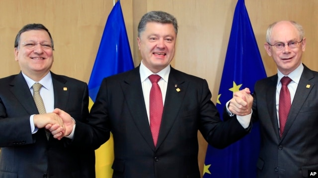 Tổng thống Ukraine Petro Poroshenko (giữa), Chủ tịch Ủy ban Châu Âu Jose Manuel Barroso (trái), và Chủ tịch Hội đồng châu Âu Herman Van Rompuy tại hội nghị thượng đỉnh EU ở Brussels, ngày 27/6/2014.