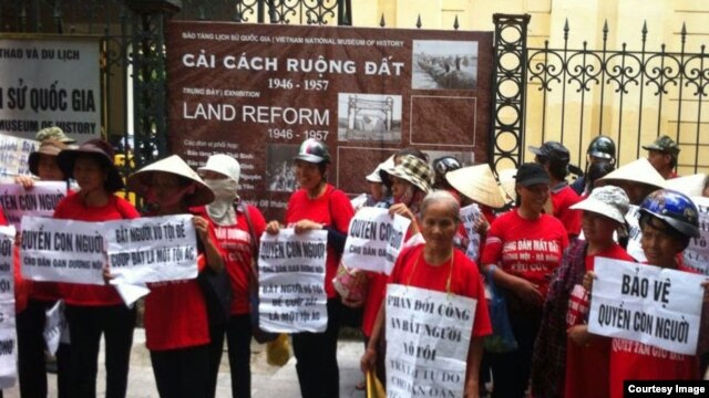 Tin cho hay, một số người được cho là dân oan đã tới biểu tình bên ngoài bảo tàng ở Hà Nội.