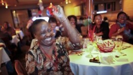 Harriet Garrett réagit en regardant le premier débat présidentiel entre Mitt Romney et Barack Obama, le mercredi 3 octobre 2012, dans un restaurant à Philadelphie
