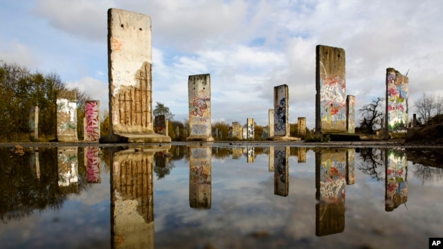 Những mảnh tường của Bức tường Berlin được trưng bày để bán tại thành phố Teltow, gần Berlin, Đức, vào dịp kỷ niệm 24 năm bức tường này sụp đổ.