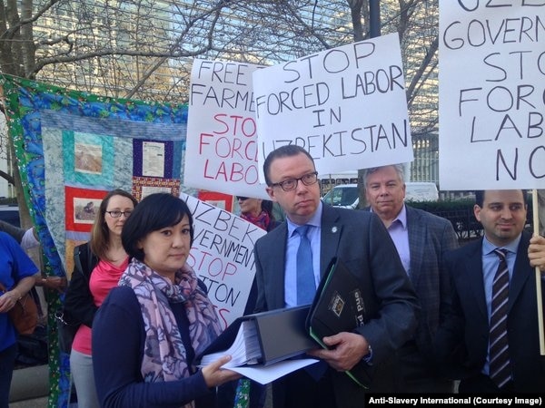 March 9, 2016, Washington, D.C.: Uzbek civil society activists and more than 140,000 people from around the world presented a petition to World Bank President Dr. Jim Yong Kim, calling on the Bank to suspend lending to the agriculture sector in Uzbekistan until the Uzbek government changes its policy of forced labor in the cotton industry
