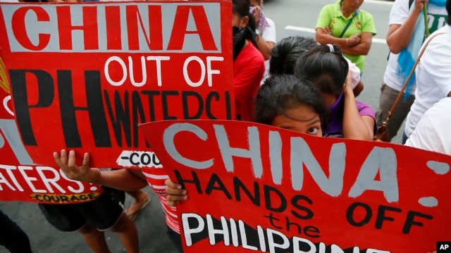 Người Philippines biểu tình chống Trung Quốc tại khu tài chính của thành phố Makati, phía đông Manila, ngày 12/11/2015.