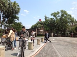 台湾著名学府-台大校本部的前门入口（美国之音杨晨拍摄）