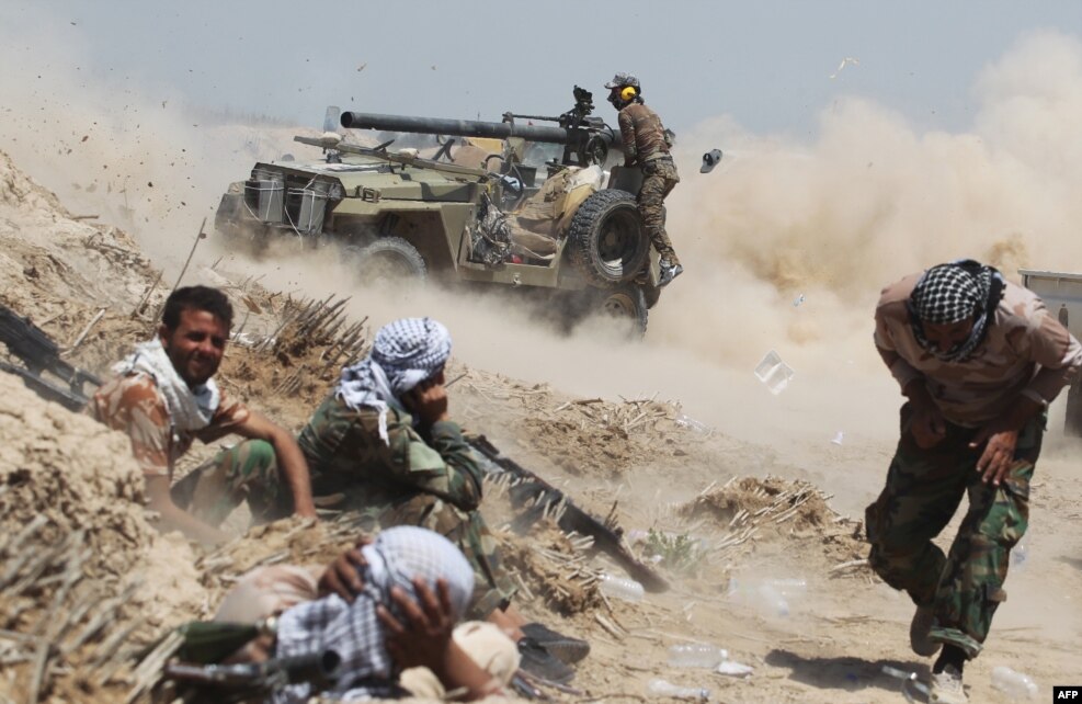 فلوجہ کے شمال مشرق میں واقع السراج گاؤں کے قریب عراقی فوجی اہکار ایک جیپ پر لگی ٹینک شکن توپ چلا رہے ہیں