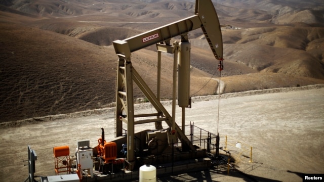 Hệ thống bơm đưa dầu lên mặt đất ở Monterey Shale, bang Califonia, tháng 4, 2013