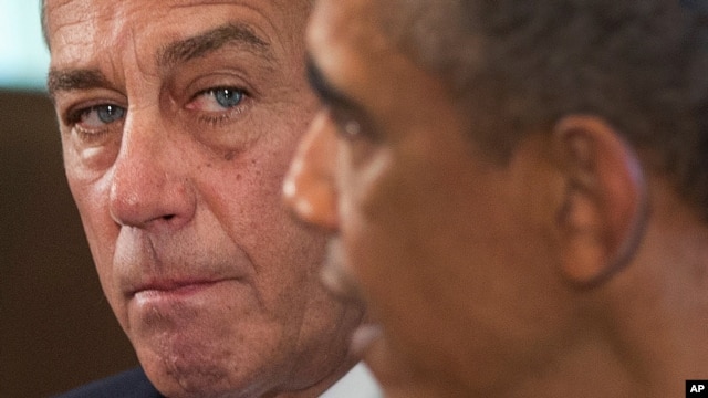 Chủ tịch Hạ viện John Boehner (trái) lắng nghe Tổng thống Obama nói chuyện với các nhà báo 