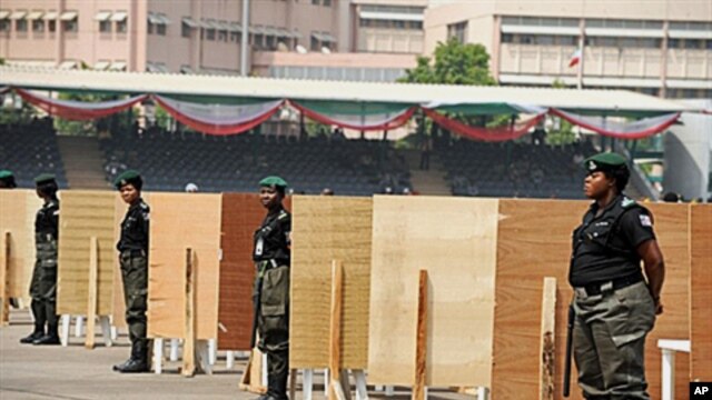 Police women stand in front of voting centres ahead of the presidential primaries of the ruling People Democratic Party in Abuja, 13 Jan 2011